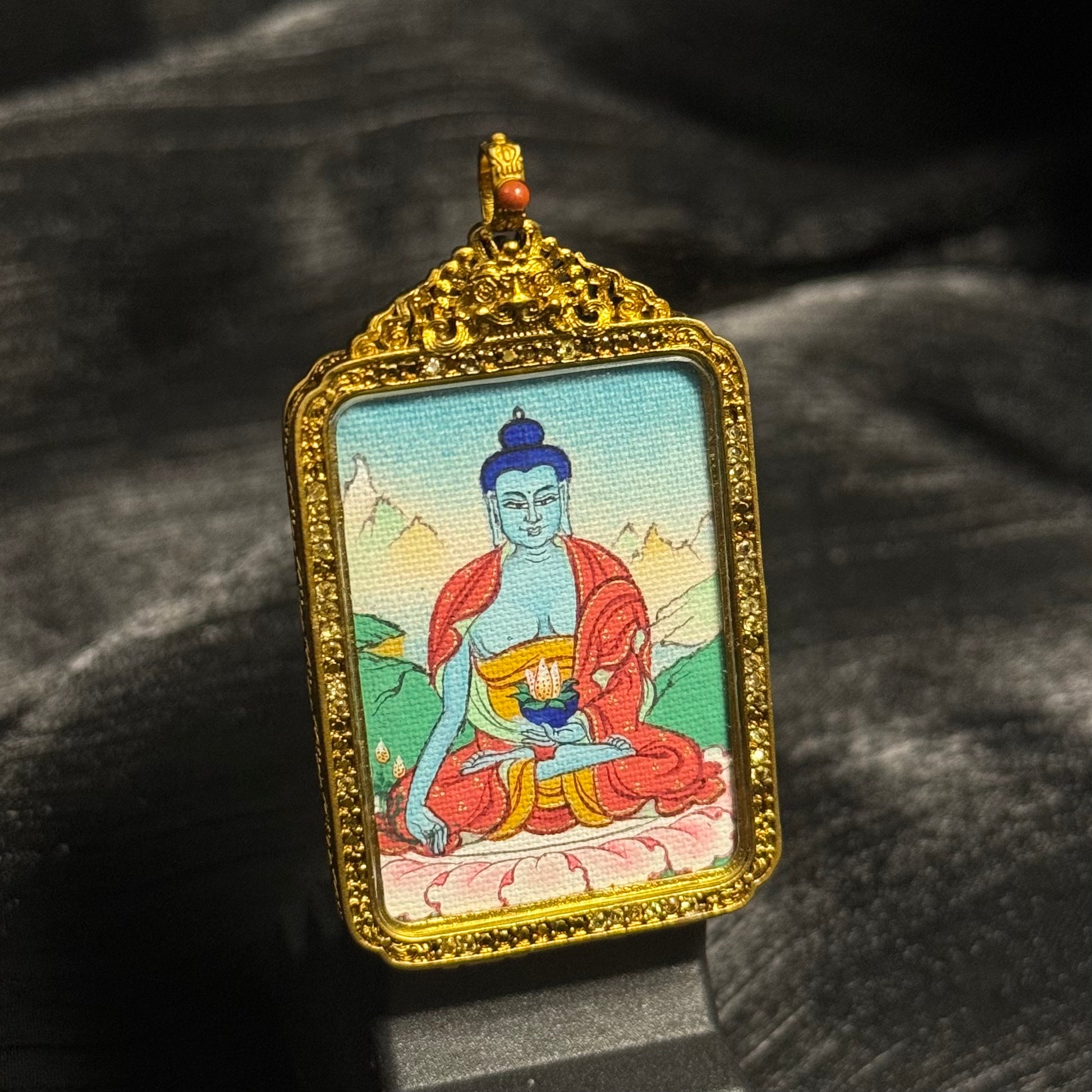  Close-up detail of the Tibet Bhaisajyaguru Thangka painting showing natural mineral pigments, showcasing the masterful artistry of Tibet lineage painters.
