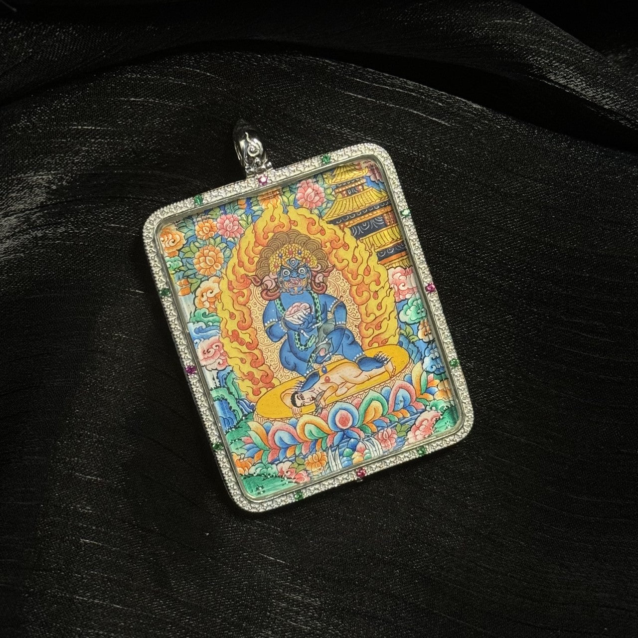  Detailed view of the protective casing with dual-sided card holder for the Black Jambhala Thangka pendant, symbolising protection and versatility in Buddhist tradition.
