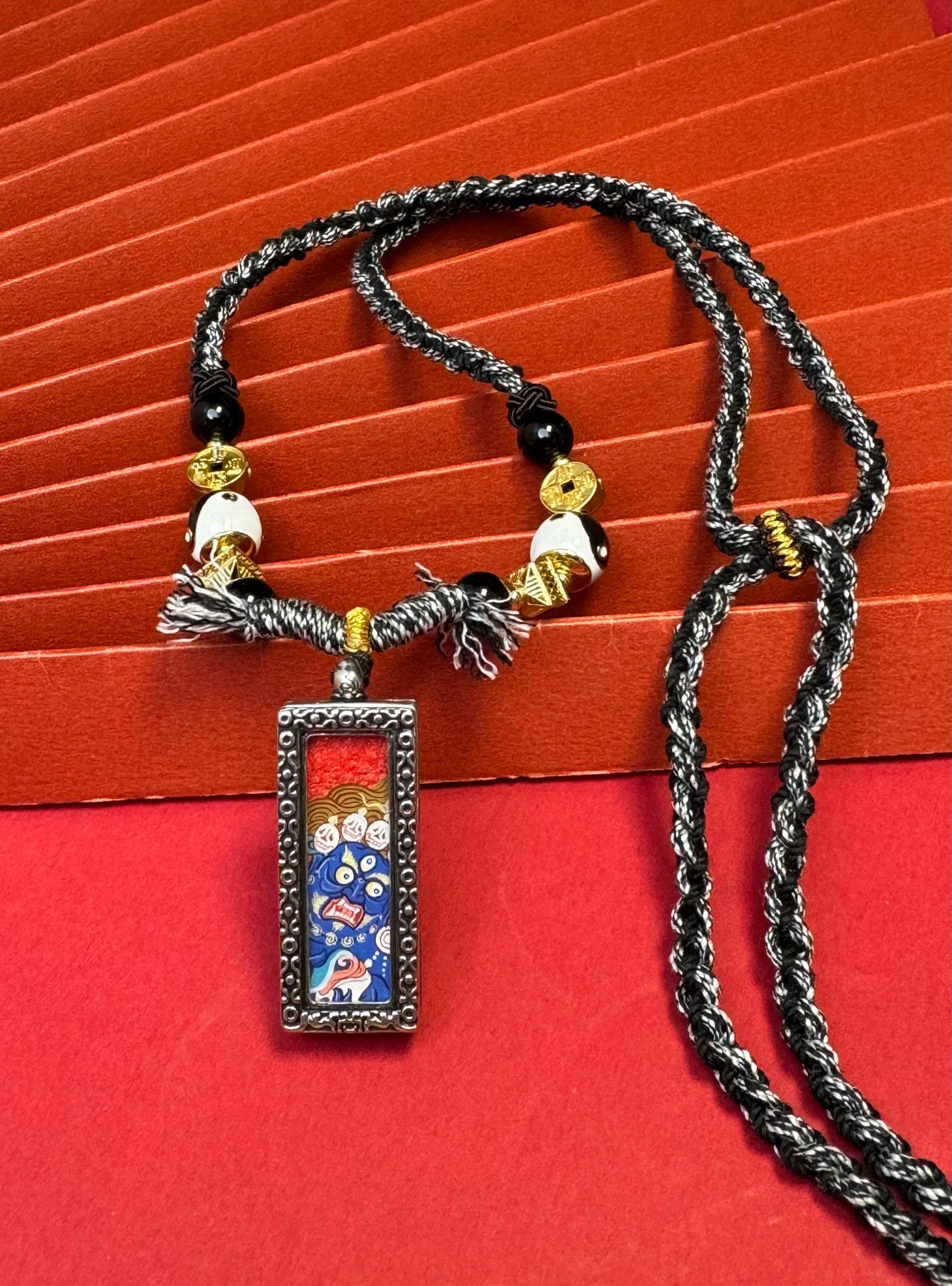  Detailed view of the refined copper casing for the Black Jambhala Thangka pendant, symbolising wealth and tradition in Buddhist practice.
