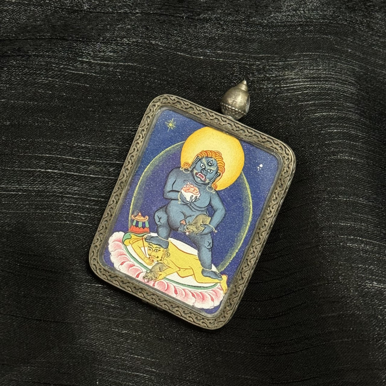  Detailed view of the Dunhuang Nine-Colour Deer silver casing for the Black Jambhala Thangka pendant, symbolizing protection and elegance in Tibetan Buddhist tradition.
