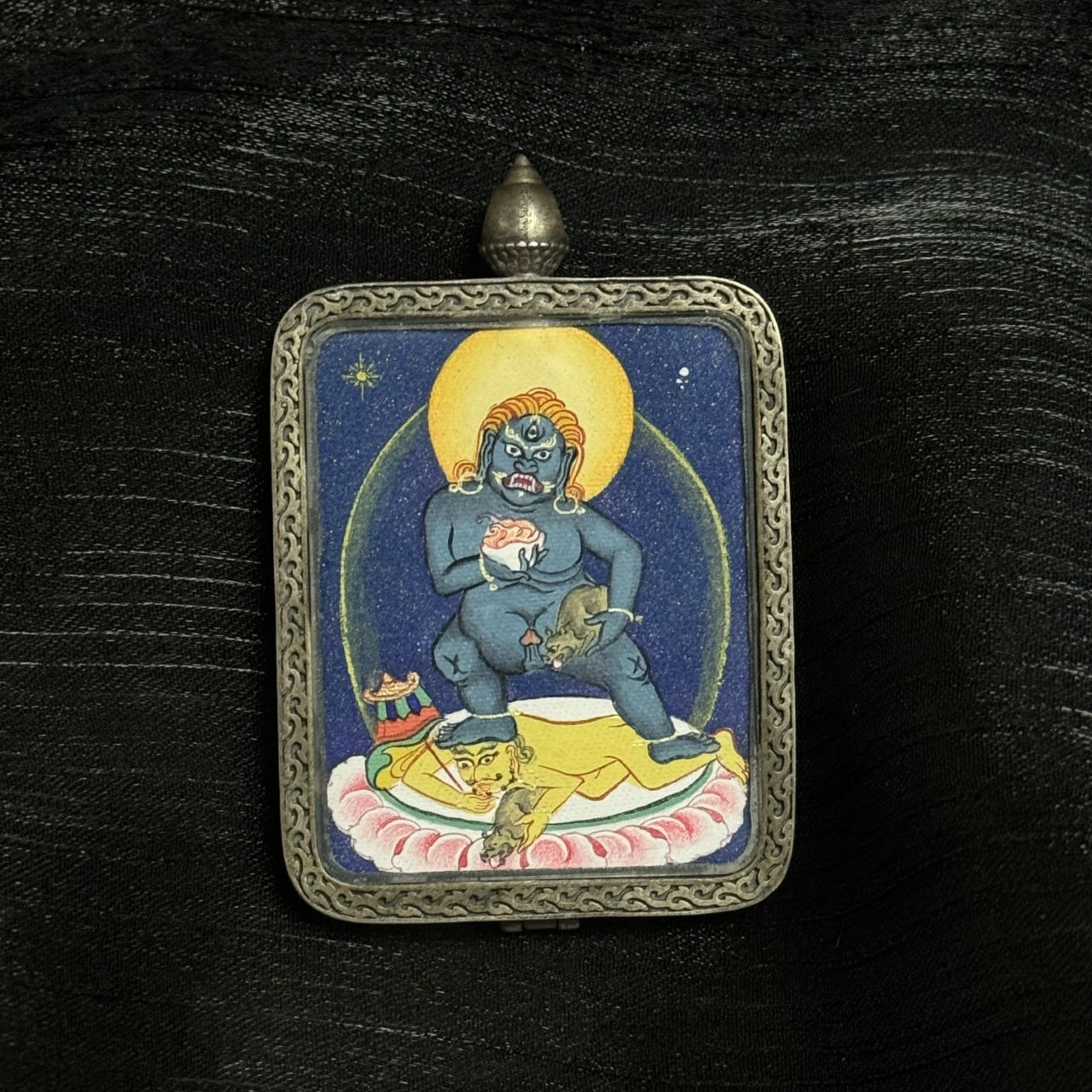  The Tibet Coarse Black Jambhala Thangka pendant displayed as a sacred amulet for swift wealth and protection, embodying Tibetan Buddhist tradition.

