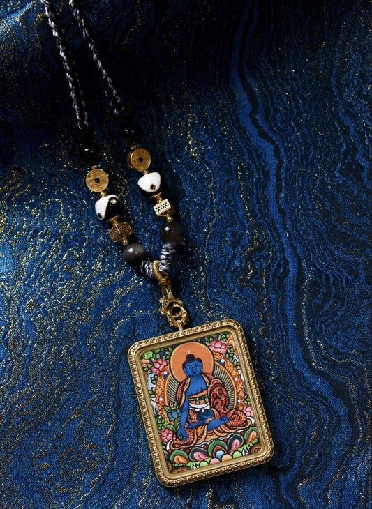 Nepal Hand-Painted Medicine Buddha Thangka Pendant | 3.5×4.5cm Titanium Steel Case | Tibetan Healing Gau Amulet