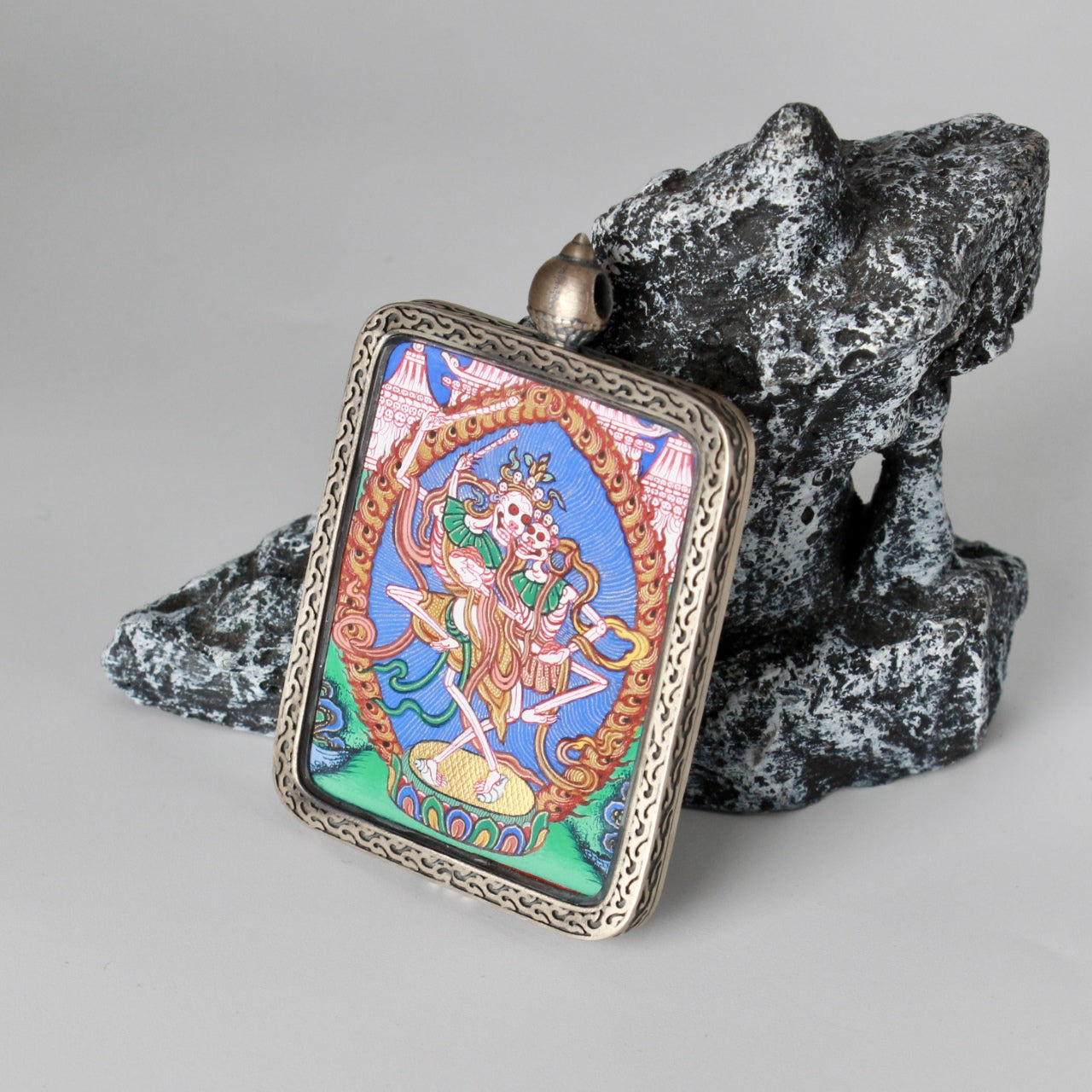  Detailed view of the Dunhuang Nine-Colour Deer silver casing for the Chitipati Rebgong Thangka pendant, symbolizing protection and elegance in Tibetan Buddhist tradition.
