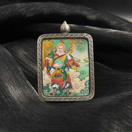  Detailed view of the presentation and casing for the Dhritarashtra Cuiying Thangka pendant.
