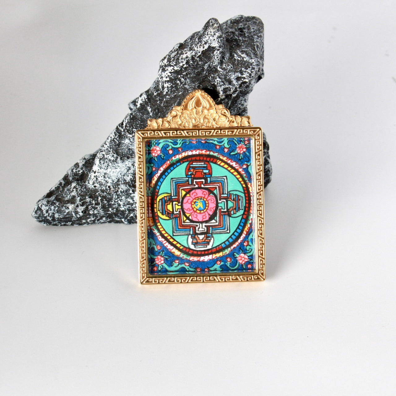  Detailed view of the titanium steel casing for the Dual Jambhala and Vasudhara Thangka pendant, symbolizing protection and elegance in Tibetan Buddhist tradition.

