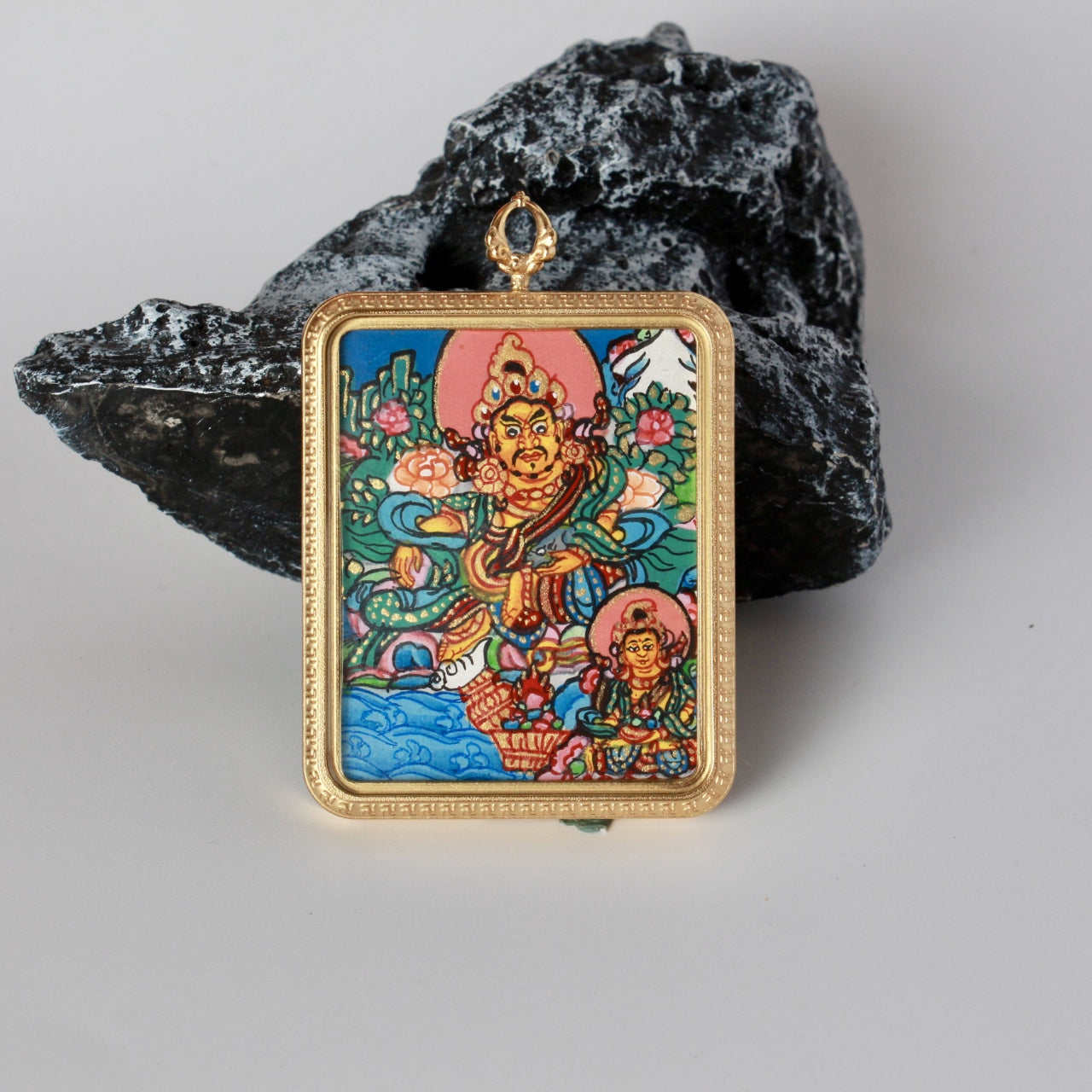  Detailed view of the titanium steel casing for the Dual Yellow Jambhala Thangka pendant, symbolizing protection and elegance in Tibetan Buddhist tradition.
