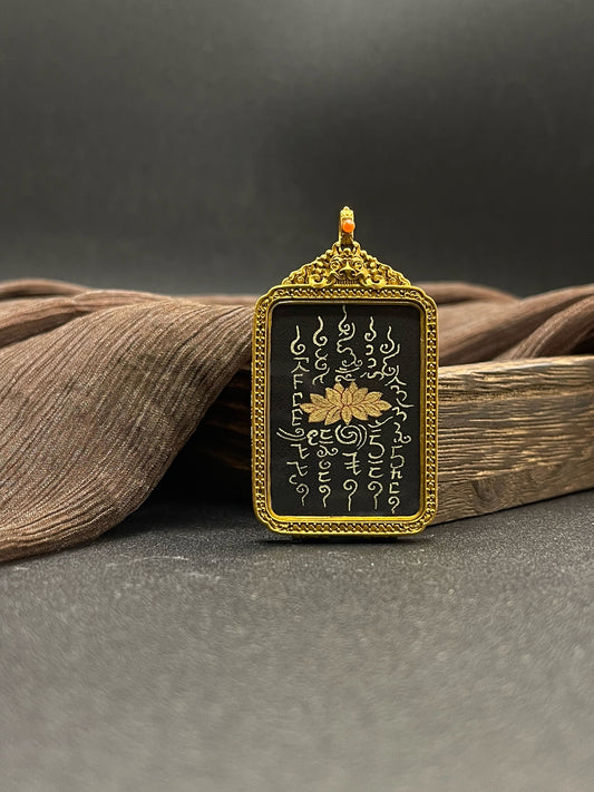  Detailed view of the casing for the Five Sacred Yantras pendant, symbolising the five blessings in Buddhist practice.

