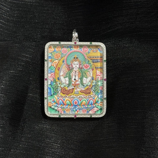  Detailed view of the 925 silver casing for the Four-Armed Avalokiteshvara Thangka pendant, symbolising protection and elegance in Tibetan Buddhist tradition.


