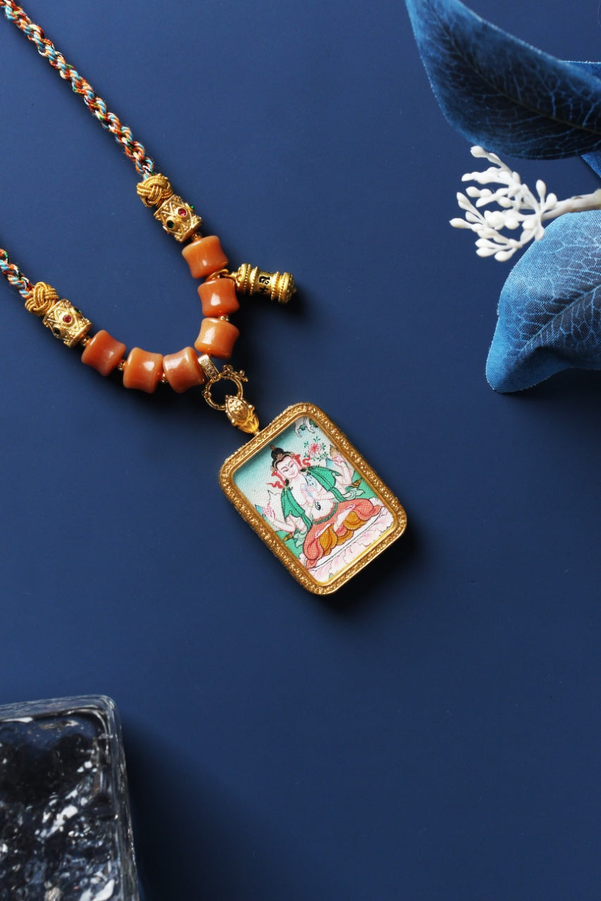  Detailed view of the titanium steel casing for the Green Tara Thangka pendant, symbolizing protection and elegance in Tibetan Buddhist tradition.
