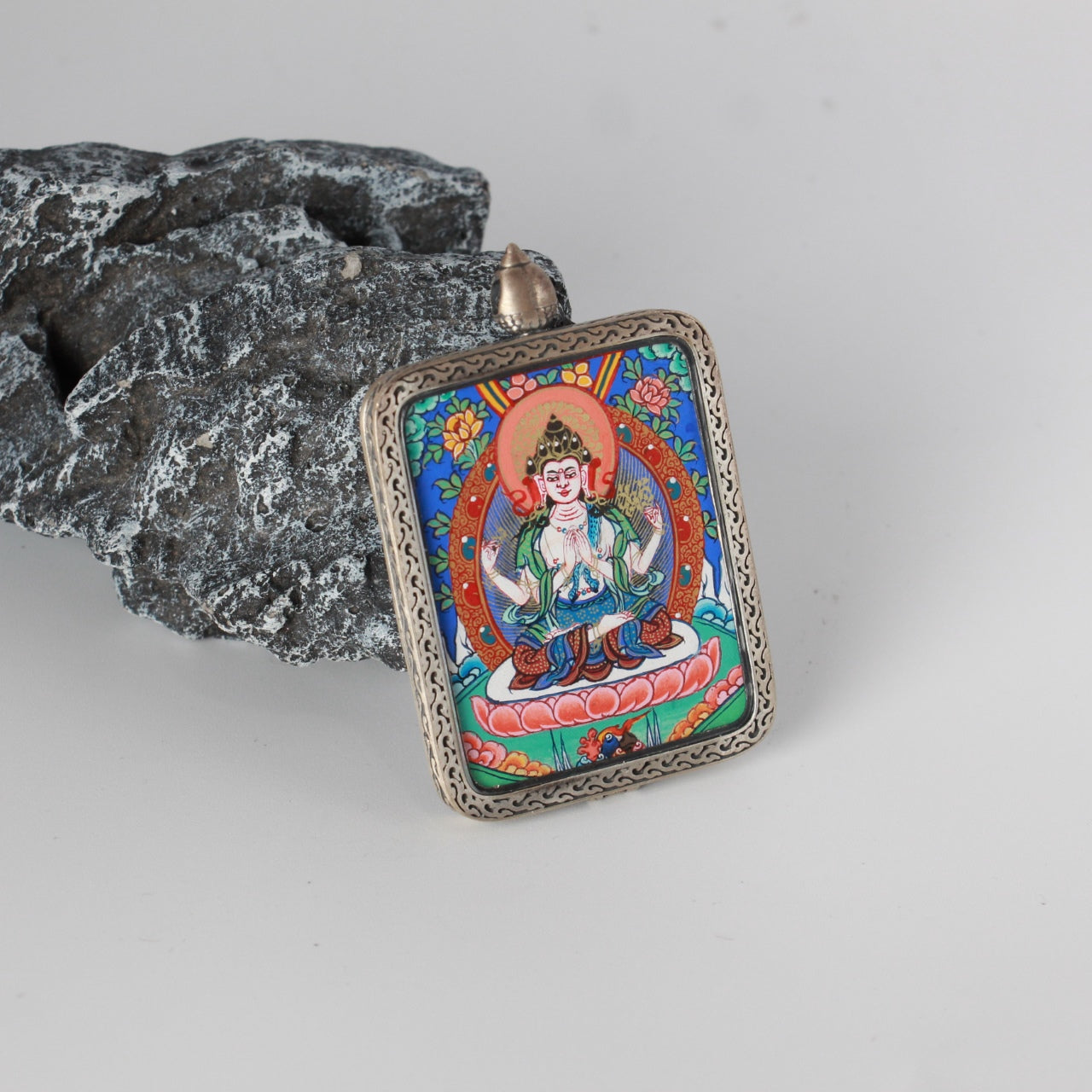  Detailed view of the Dunhuang Nine-Colour Deer silver casing for the Four-Armed Avalokiteshvara Rebgong Thangka pendant, symbolizing protection and elegance in Tibetan Buddhist tradition.
