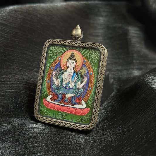  A 3.5x4.5cm hand-painted Rekong Cuiying series Four-Armed Avalokiteshvara (四臂观音) Thangka pendant featuring the compassionate guardian, representing great compassion and family harmony in Buddhist tradition.
