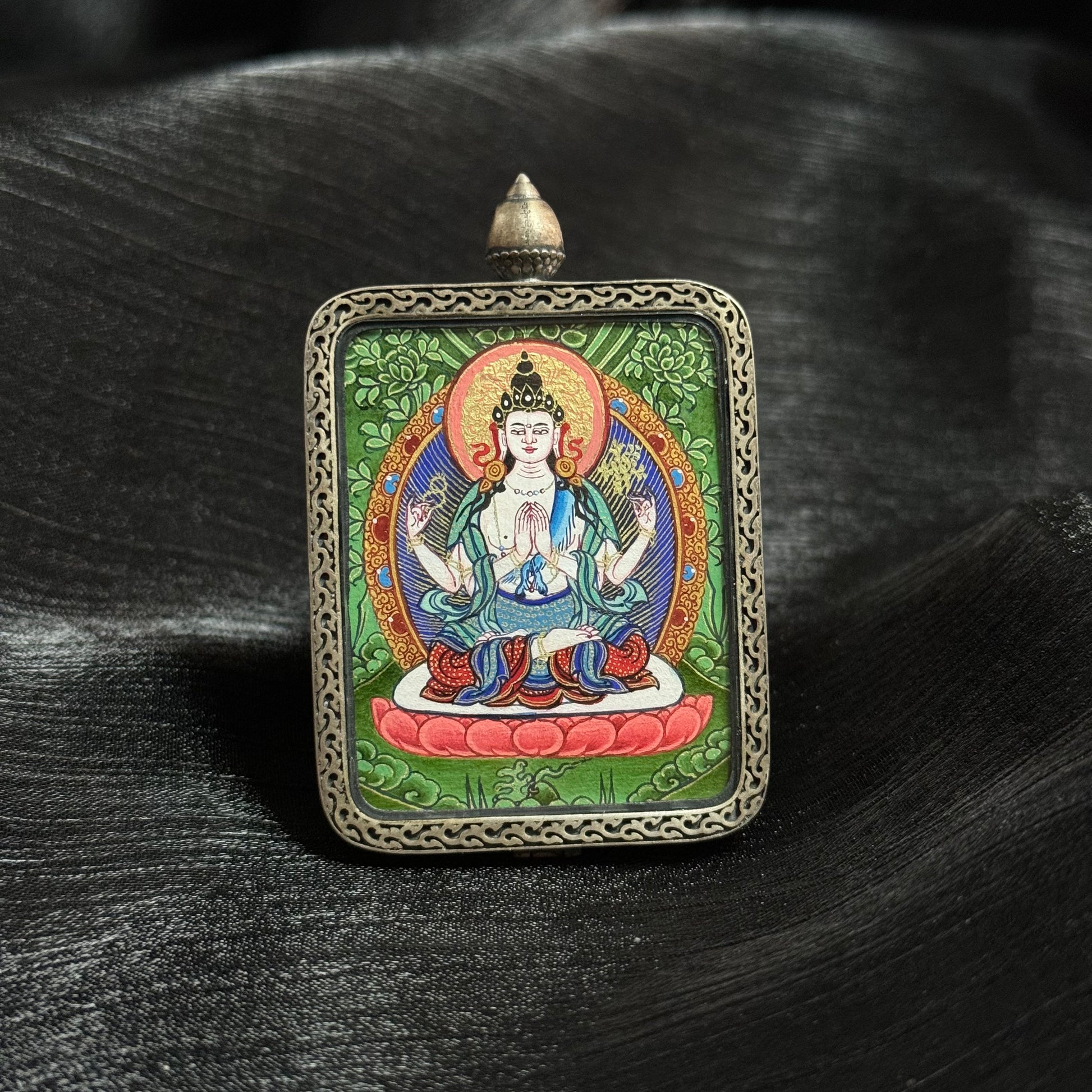  Close-up detail of the Rekong Cuiying Four-Armed Avalokiteshvara Thangka painting showing natural mineral pigments, showcasing the masterful artistry of Rekong lama painters.

