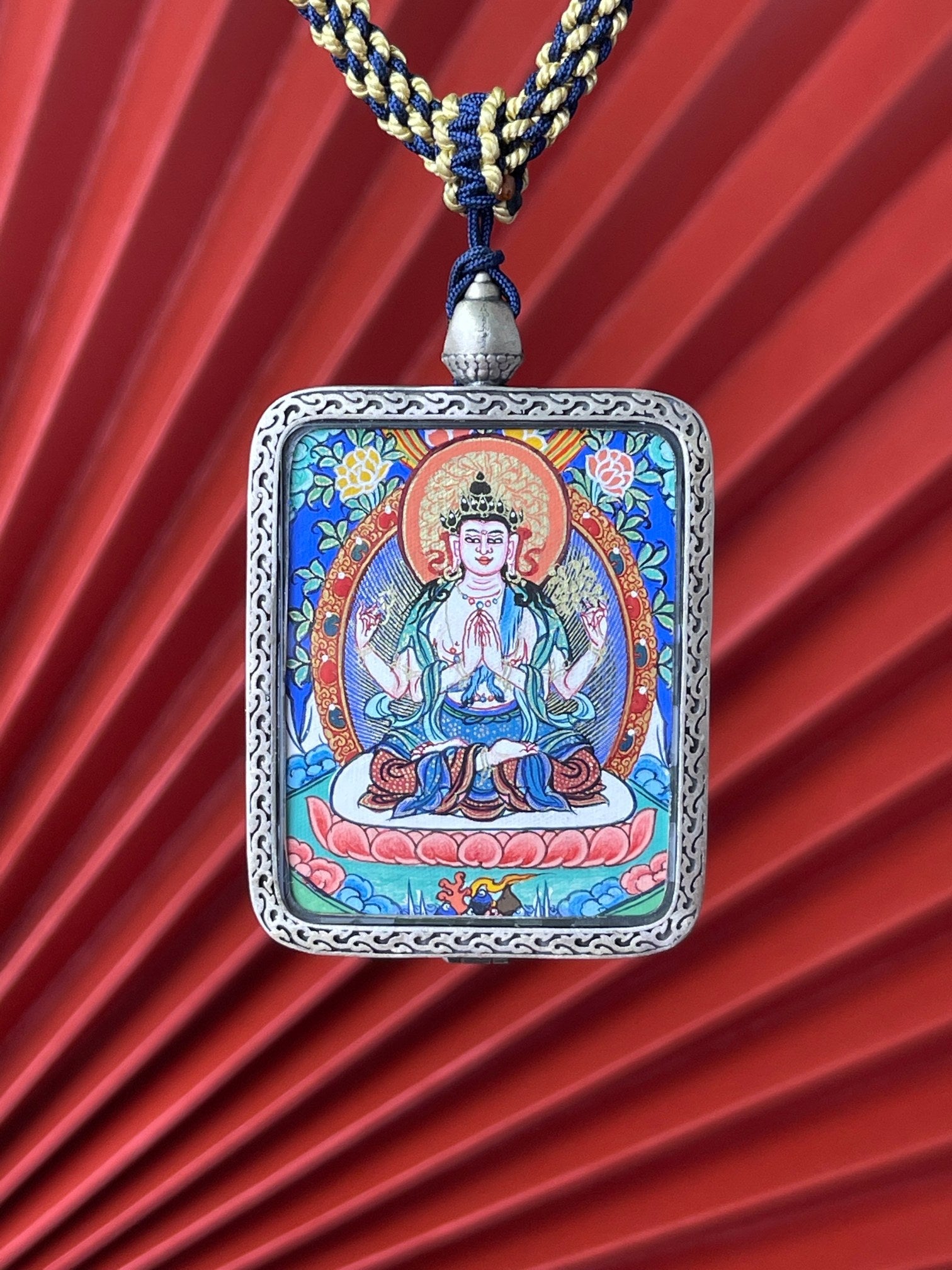  Detailed view of the refined hand-woven cord for the Four-Armed Avalokiteshvara Thangka pendant, symbolising compassion and tradition in Buddhist practice.
