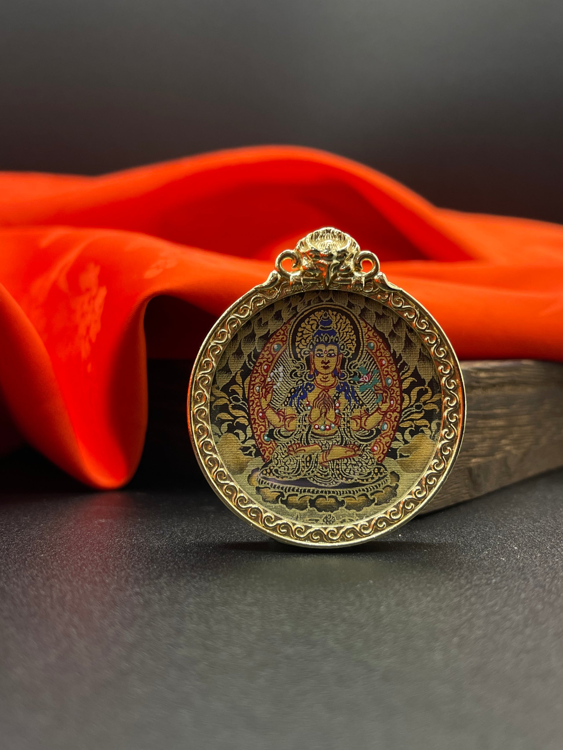  A 3.5cm hand-painted Rekong Black Gold Four-Armed Avalokiteshvara (四臂观音) Thangka pendant with copper casing featuring the embodiment of great compassion, representing compassion and peace in Buddhist tradition.
