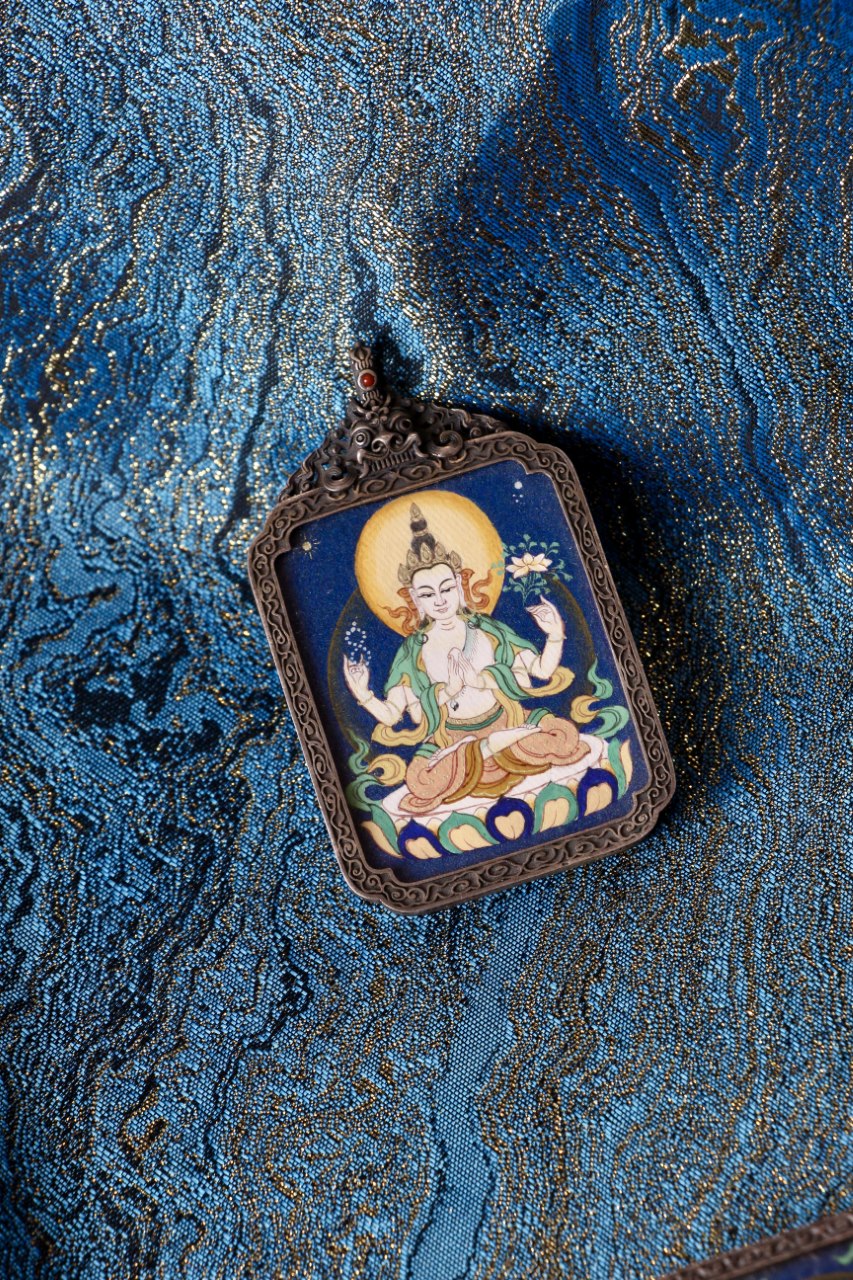 Four-Armed Avalokiteshvara thangka amulet used in Tibetan Buddhism for compassion, protection, and inner peace.