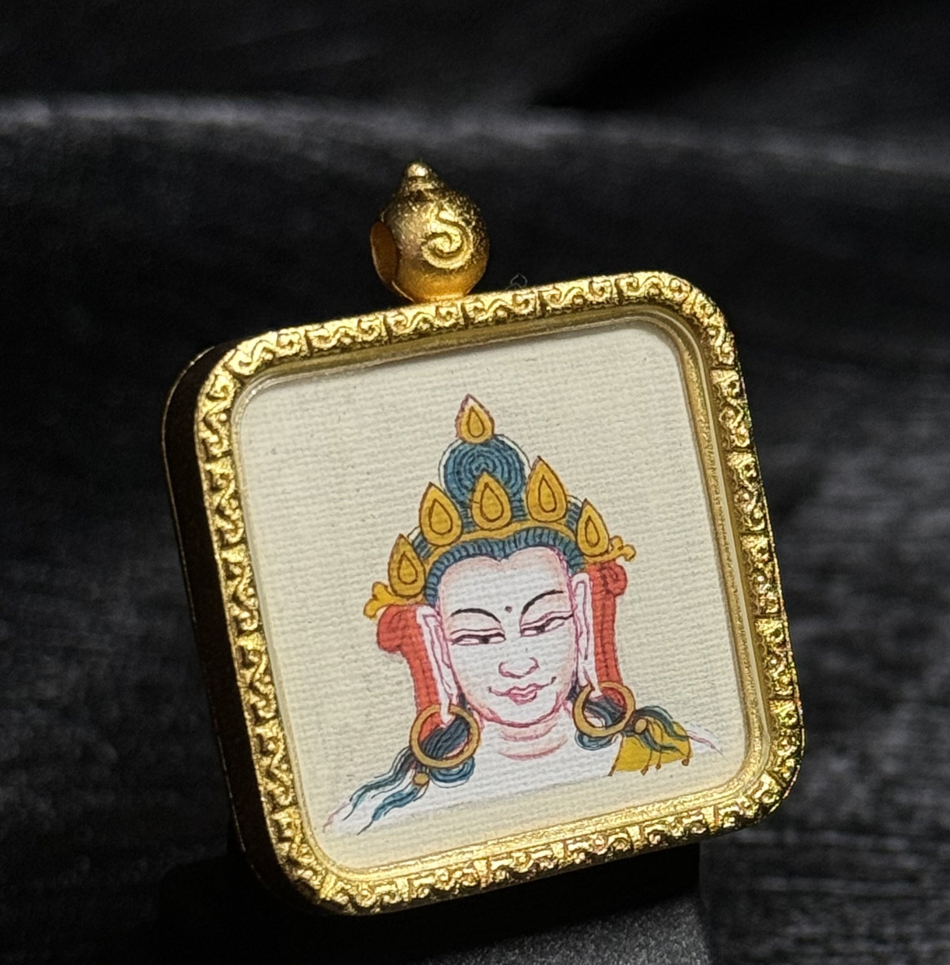  Detailed view of the 925 silver casing for the Four-Armed Avalokiteshvara Thangka pendant, symbolising protection and tradition in Buddhist practice.

