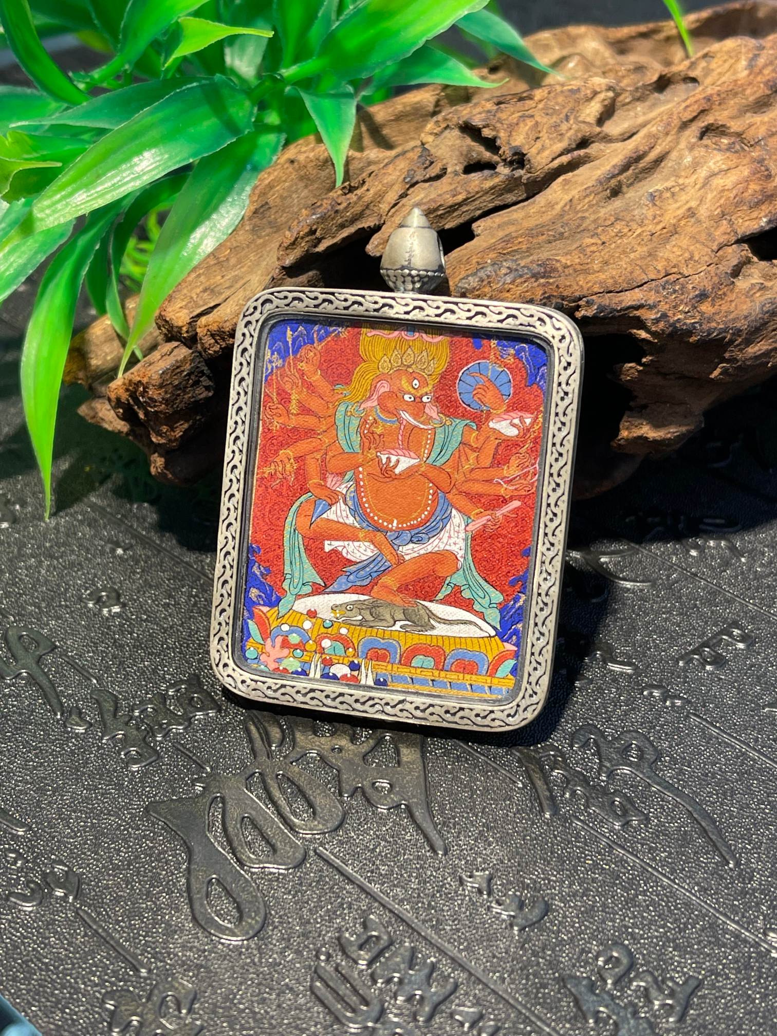  Close-up detail of the Chigong Premium Ganesh Thangka showing hand-painted artistry, Chigong Premium Tibet.

