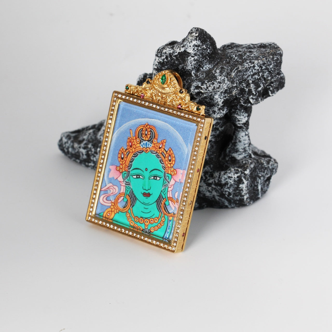 Detailed view of the titanium steel casing for the Green Tara Buddha Head Thangka pendant, symbolizing protection and elegance in Tibetan Buddhist tradition.


