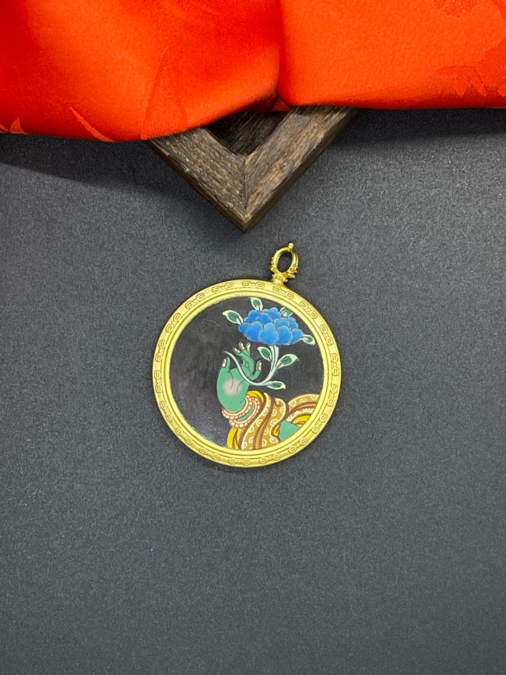  A 3.5cm hand-painted Rekong Green Tara Lotus Buddha Hand (绿度母莲花佛手) pendant featuring Green Tara with lotus and Buddha hand, representing wealth and the fulfilment of wishes in Buddhist tradition.
