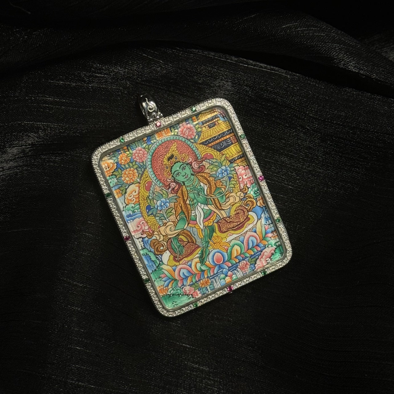  Detailed view of the protective casing with dual-sided card holder for the Green Tara Thangka pendant, symbolising protection and versatility in Buddhist tradition.
