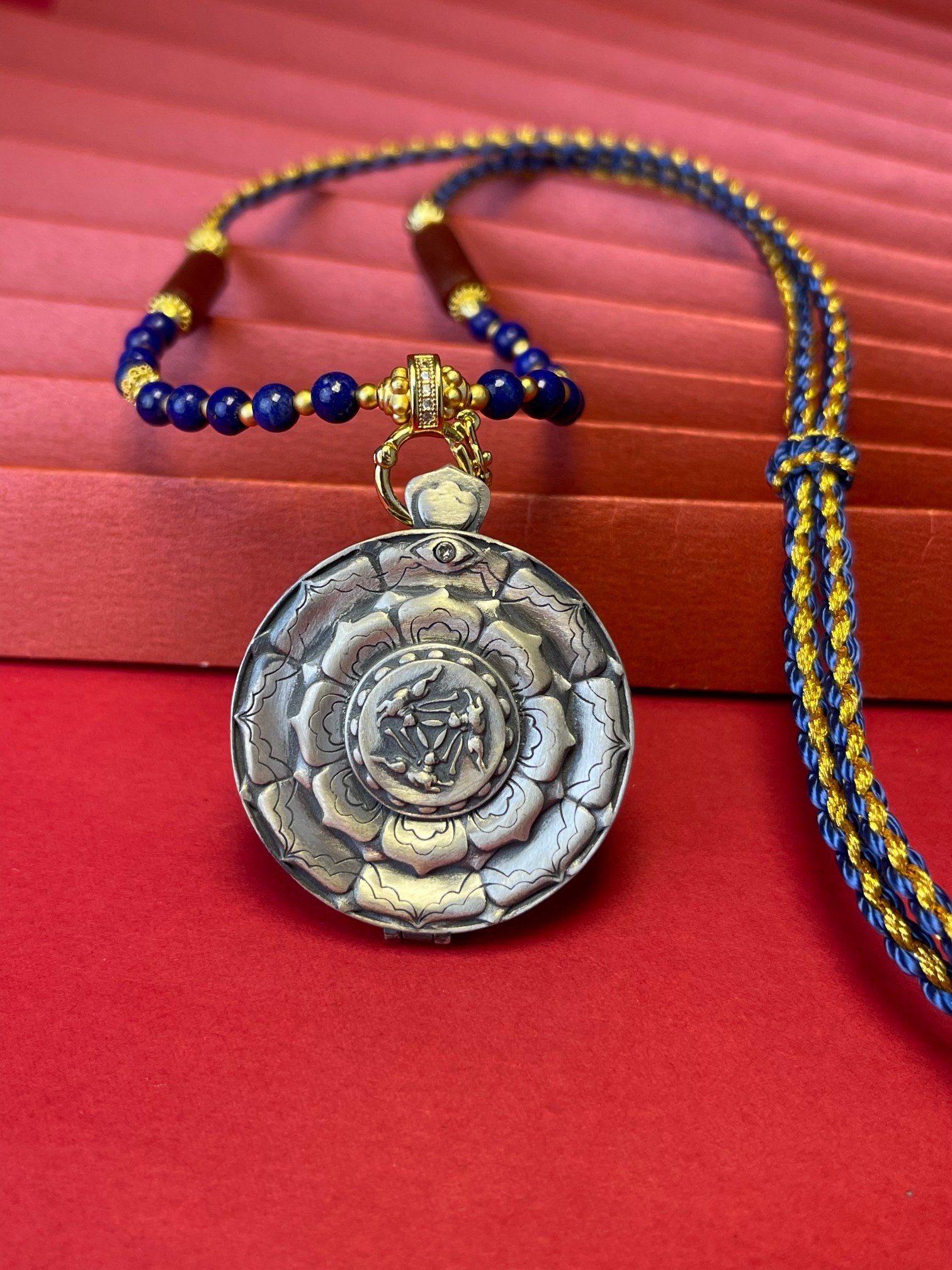 Detailed view of the 925 silver casing for the Green Tara Thangka pendant, symbolising compassion and tradition in Buddhist practice.

