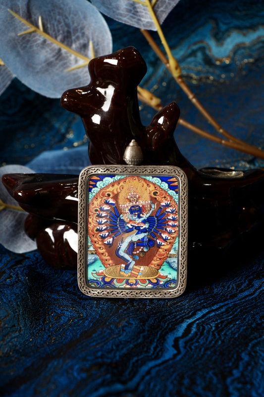 Sacred Tibetan thangka pendant of Hevajra, associated with Himalayan tantric spirituality, blissful energy, and enlightenment.

Alt Text 5
Tibetan Buddhist art thangka pendant showing Hevajra, symbolizing enlightened bliss, tantric wisdom, and protective energy.

我可以进一步帮你：

压缩为 100–125 字符的精简 Alt Text（严格符合网页无障碍标准）

改写成 电商转化 / Etsy 风格 的描述

或整理成 批量可用的 SEO 命名 + Alt Text 表格模板，方便直接导入网站使用