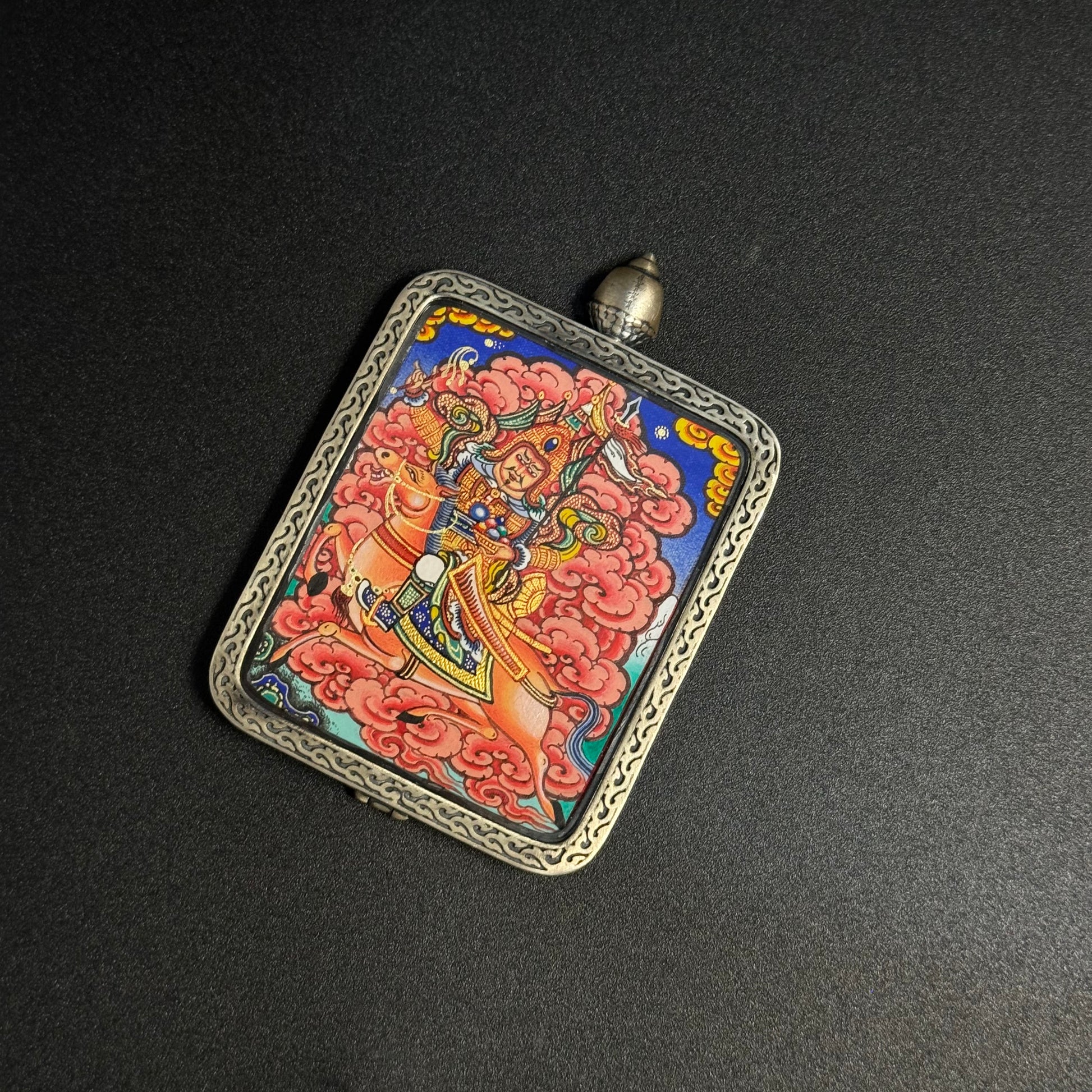 A 3.5x4.5cm hand-painted Rekong Cuiying series King Gesar (格萨尔王) Thangka pendant featuring the hero king, representing protection and victory in Buddhist and Tibetan tradition.
