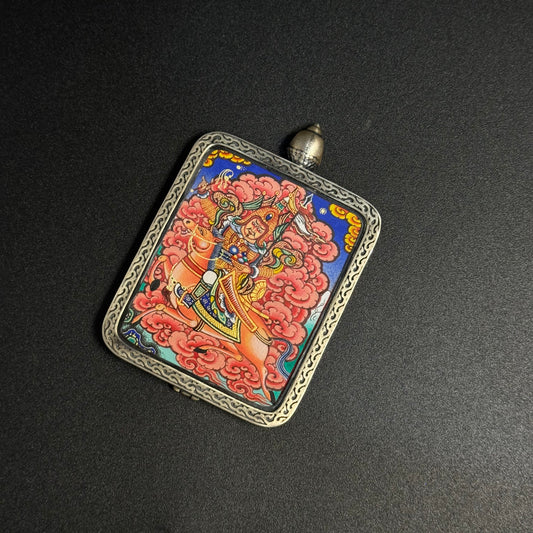 A 3.5x4.5cm hand-painted Rekong Cuiying series King Gesar (格萨尔王) Thangka pendant featuring the hero king, representing protection and victory in Buddhist and Tibetan tradition.
