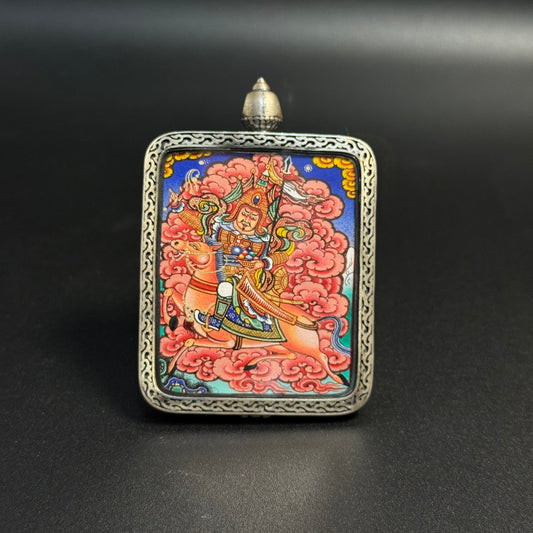  Detailed view of the presentation and casing for the King Gesar Cuiying Thangka pendant.
