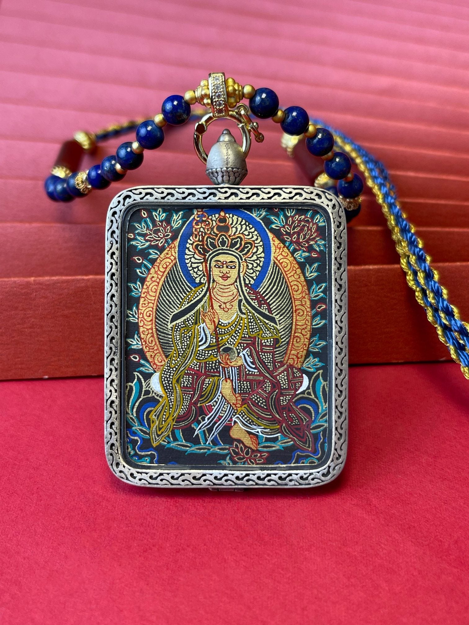  Close-up detail of the Rekong Ksitigarbha Thangka showing pure gold layered and fine lines, showcasing the Rekong Black Gold series artistry.

