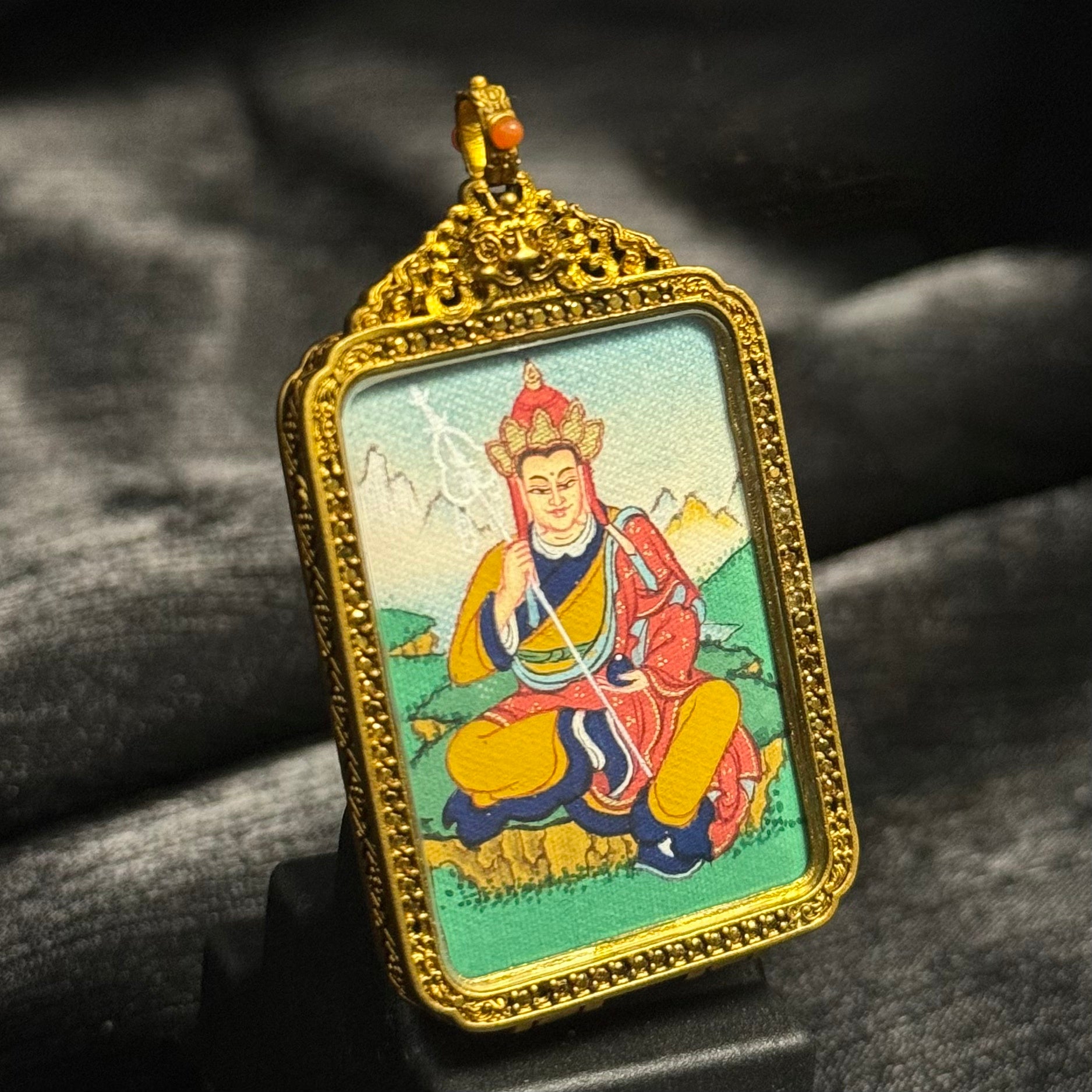  A 2.5x3.5cm hand-painted Tibet Ksitigarbha (Earth Store Bodhisattva) Thangka pendant featuring compassionate salvation, representing peace and blessing in Buddhist tradition.
