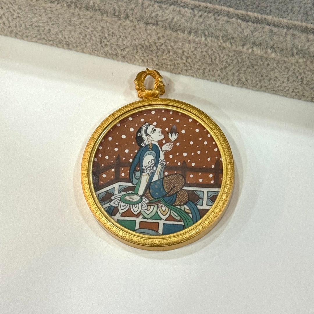  Close-up detail of the Tibet Dunhuang Mural Lotus-Holding Avalokiteshvara Thangka painting showing intricate natural mineral pigment work, showcasing the masterful artistry of Tibetan lineage painters.

