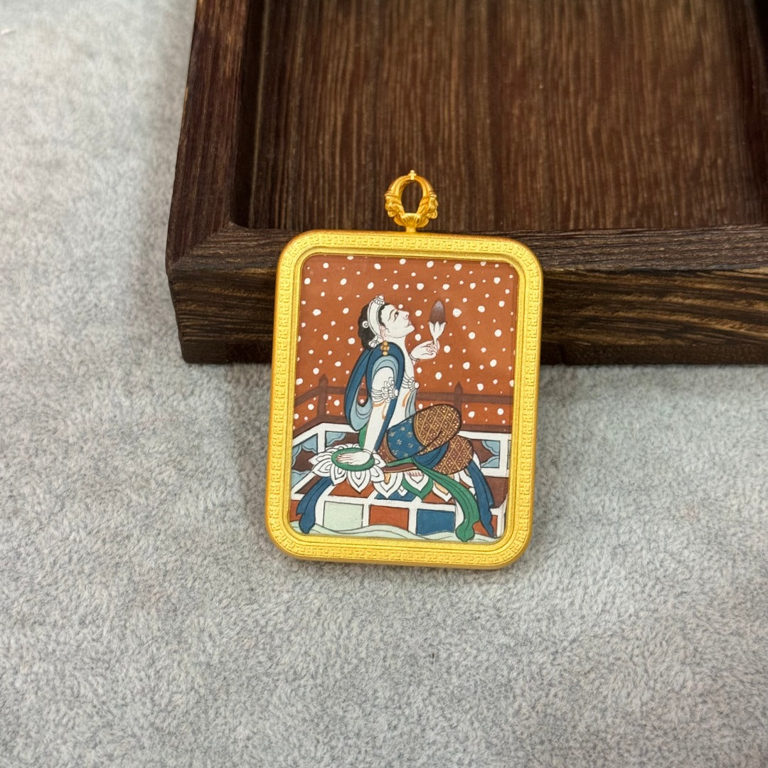  Detailed view of the matte copper casing for the Lotus-Holding Avalokiteshvara Thangka pendant, symbolizing protection and elegance in Tibetan Buddhist tradition.
