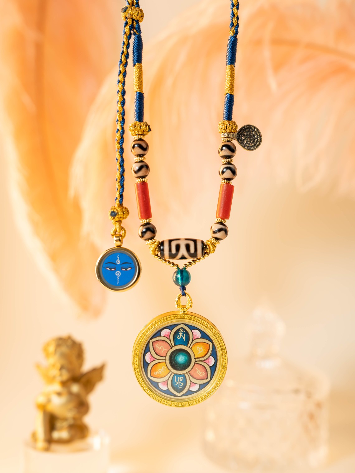  Detailed view of the Rekong 1.5cm Dharma Eye and Noble Tiger Tooth Dzi necklace for the Lotus Six-Syllable Mantra set, symbolising the mantra's blessing in Buddhist practice.
