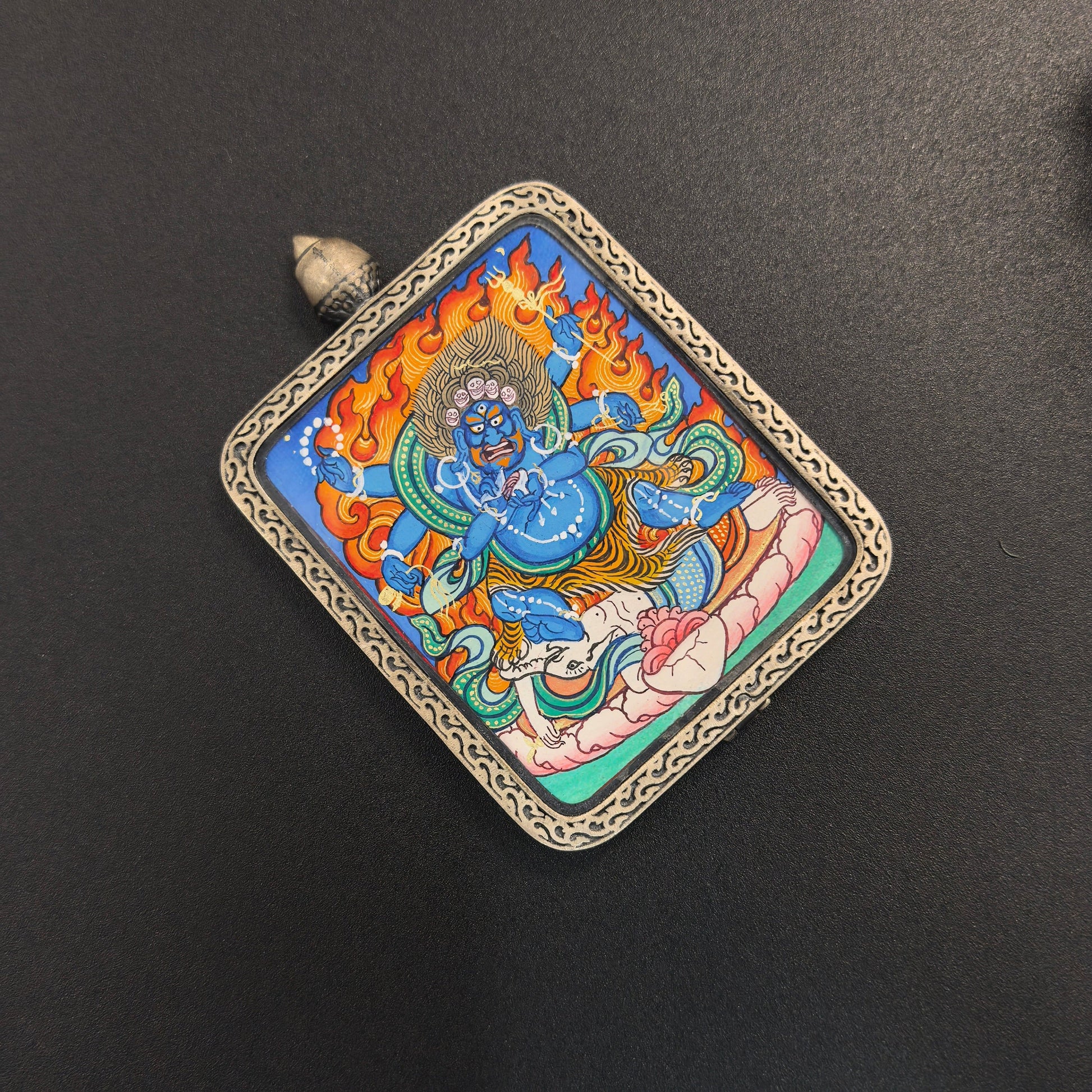 Detailed view of the 925 silver casing, certificate gift box and dzi necklace for the Mahakala Thangka pendant, symbolising protection and tradition in Buddhist practice.

