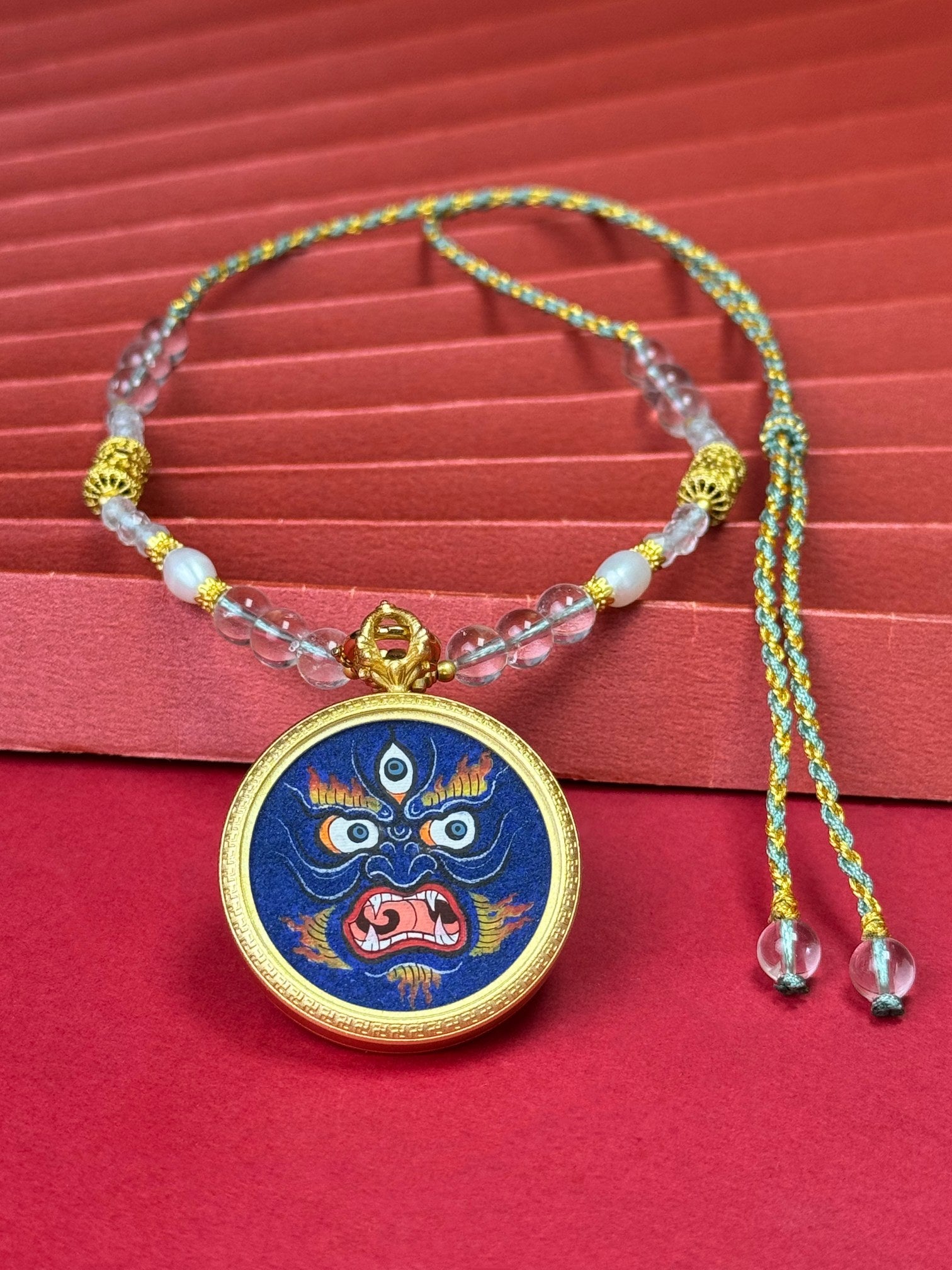  Detailed view of the matte copper casing for the Mahakala Buddha Face Thangka pendant, symbolising protection and tradition in Buddhist practice.
