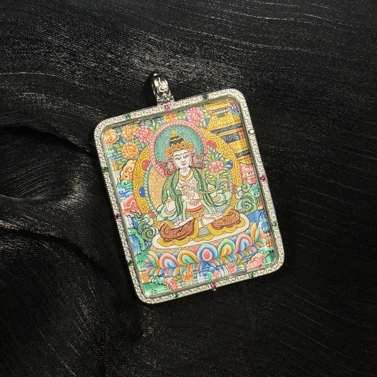  Detailed view of the protective casing with dual-sided card holder for the Mahasthamaprapta Thangka pendant, symbolising protection and versatility in Buddhist tradition.
