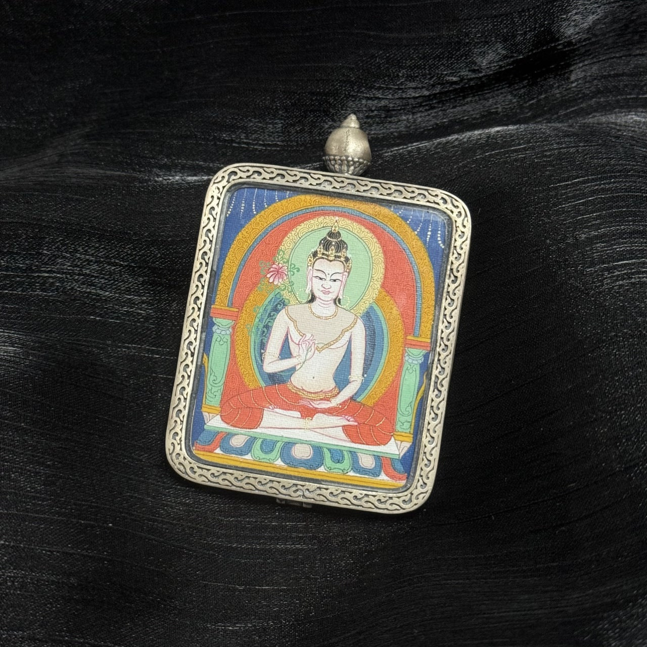  Detailed view of the 925 silver Dunhuang Nine-Colour Deer casing for the Mahasthamaprapta Thangka pendant, symbolising protection and elegance in Tibetan Buddhist tradition.
