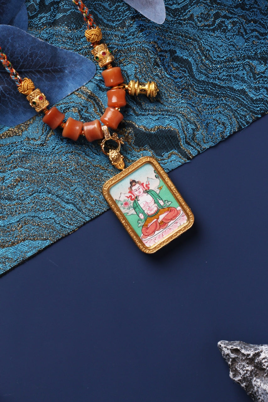  Detailed view of the titanium steel casing for the Mahasthamaprapta Thangka pendant, symbolizing protection and elegance in Tibetan Buddhist tradition.
