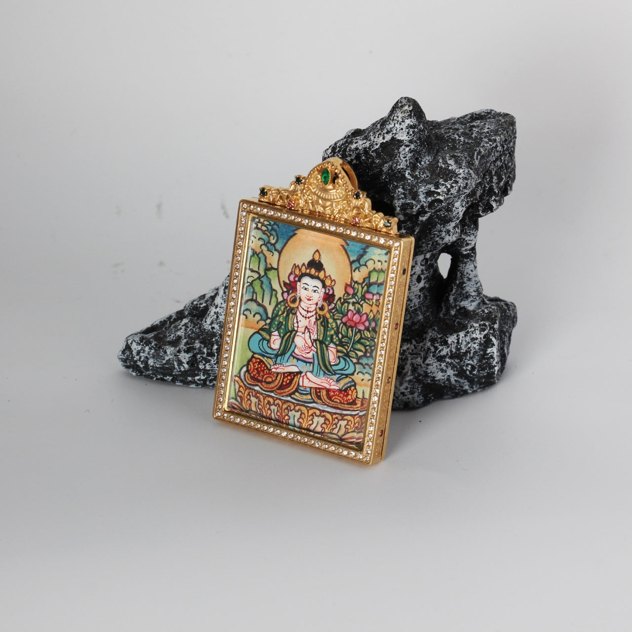 The Nepal Elegant Mahasthamaprapta Thangka pendant displayed as a sacred amulet for wisdom and strength, embodying Tibetan Buddhist tradition.

