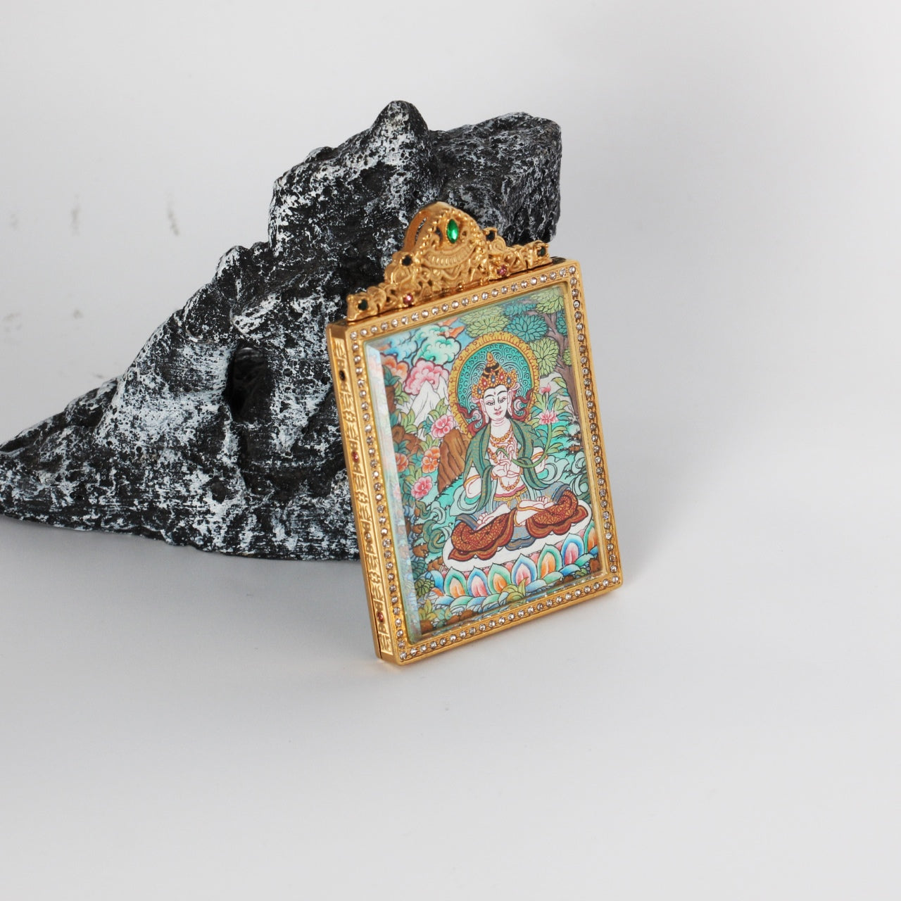  The Nepal Premium Mahasthamaprapta Thangka pendant displayed as a sacred amulet for wisdom and success, embodying Tibetan Buddhist tradition.
