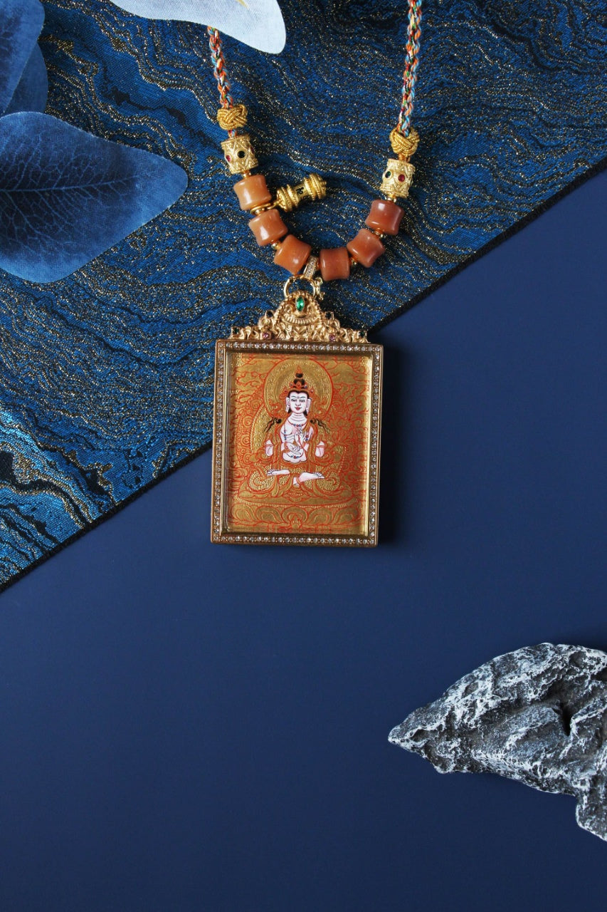  Detailed view of the titanium steel casing for the Mahasthamaprapta Thangka pendant, symbolizing protection and elegance in Tibetan Buddhist tradition.

