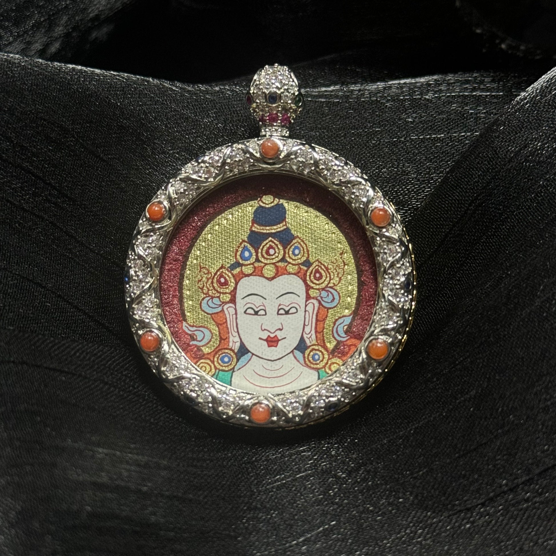 A 3x3cm hand-painted Rekong Red-Gold Mahasthamaprapta Buddha Head Thangka pendant featuring the Bodhisattva of Great Strength, representing joyful giving and light in Buddhist tradition.
