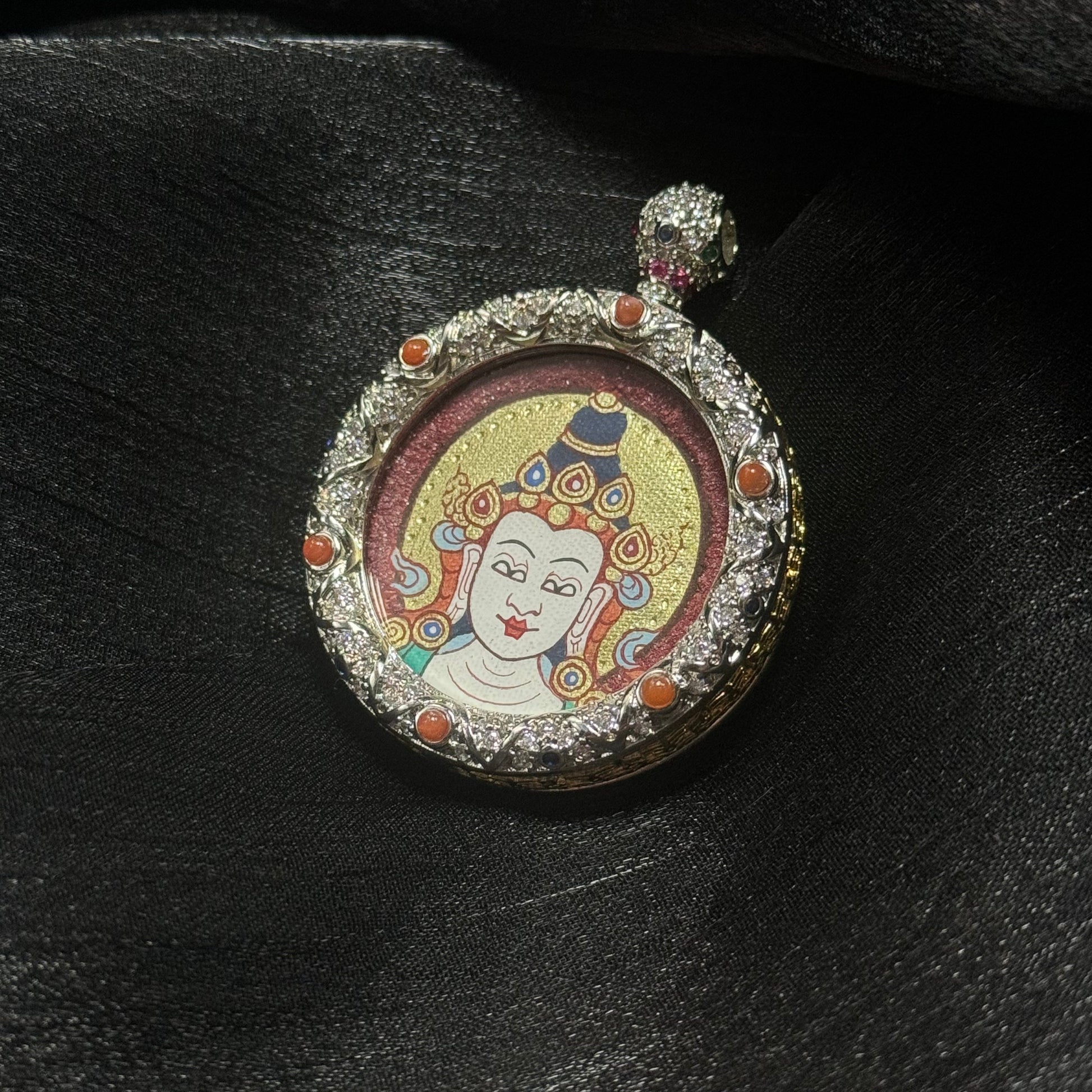  Detailed view of the jewellery copper casing for the Mahasthamaprapta Buddha Head Thangka pendant, symbolising protection and tradition in Buddhist practice.
