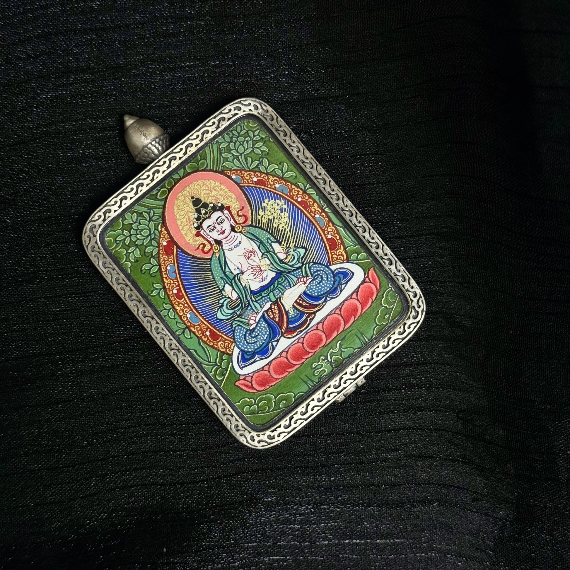 A 3.5x4.5cm hand-painted Rekong Cuiying series Mahasthamaprapta (大势至菩萨) Thangka pendant featuring the Bodhisattva of wisdom and strength, representing Pure Land and wisdom in Buddhist tradition.

