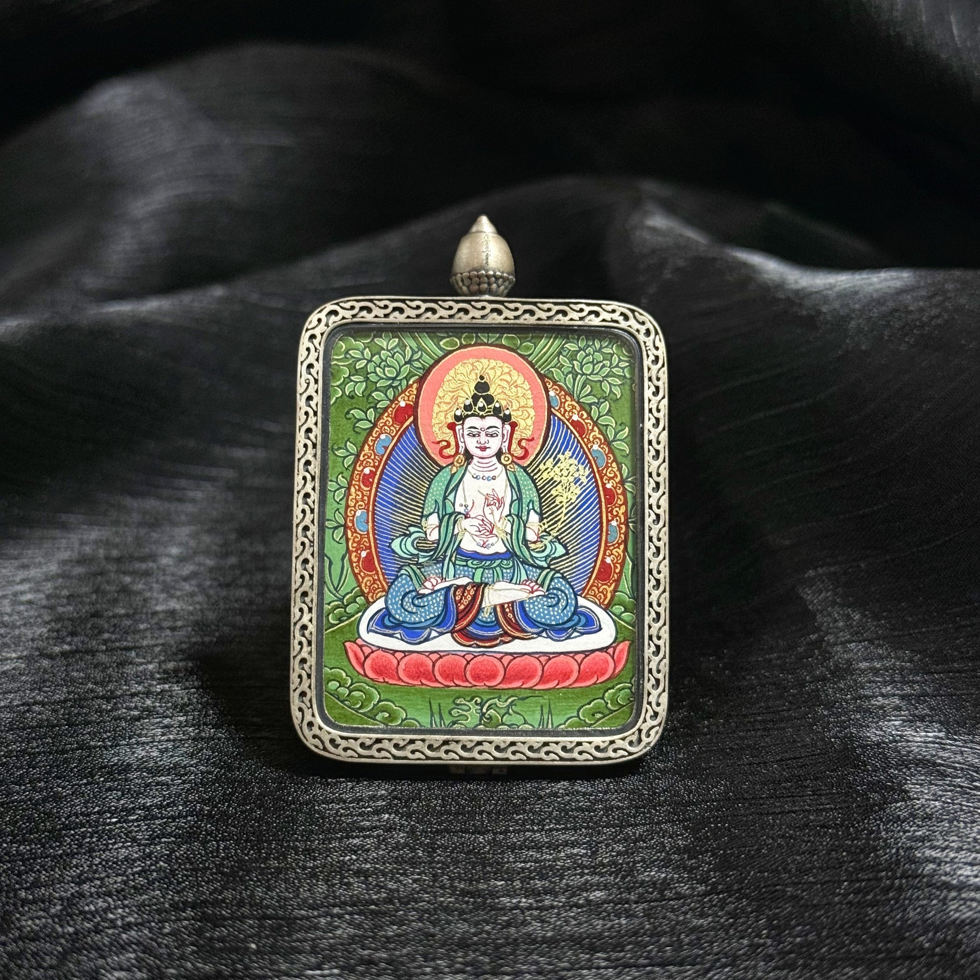  Detailed view of the presentation and casing for the Mahasthamaprapta Cuiying Thangka pendant, symbolising wisdom and tradition in Buddhist practice.
