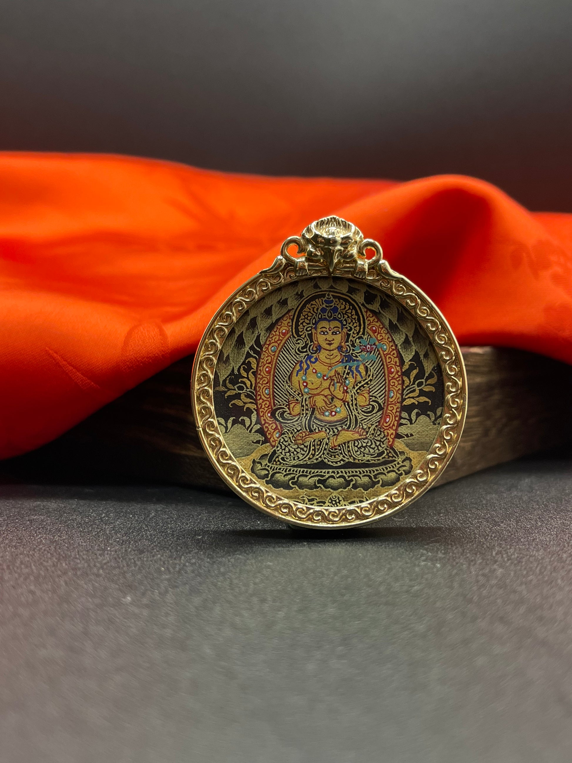  A 3.5cm hand-painted Rekong Black Gold Mahasthamaprapta (大势至菩萨) Thangka pendant with copper casing featuring the Bodhisattva of Great Might, representing wisdom and success in Buddhist tradition.

