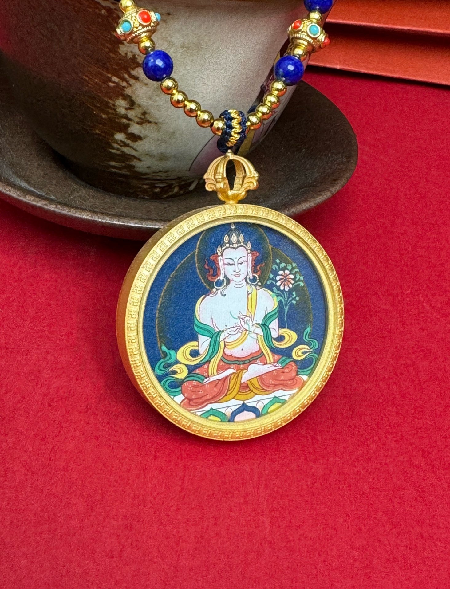 Detailed view of the refined copper casing for the Mahasthamaprapta Thangka pendant, symbolising wisdom and tradition in Buddhist practice.
