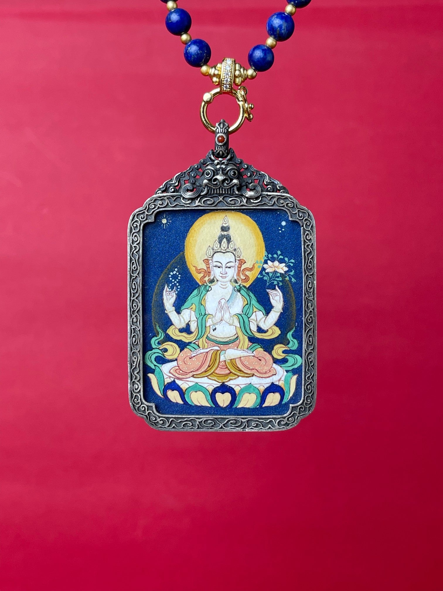  Detailed view of the refined silver casing for the Mahasthamaprapta Thangka pendant, symbolising light and tradition in Buddhist practice.
