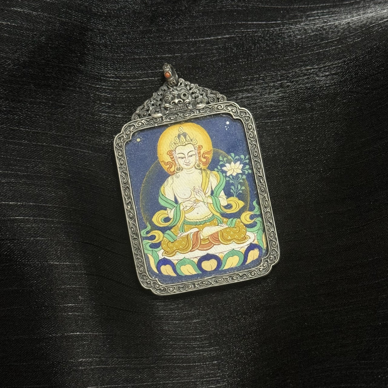 Detailed view of the vintage silver casing for the Mahasthamaprapta Thangka pendant, symbolizing protection and elegance in Tibetan Buddhist tradition.
